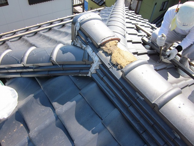 棟瓦の解体を実施